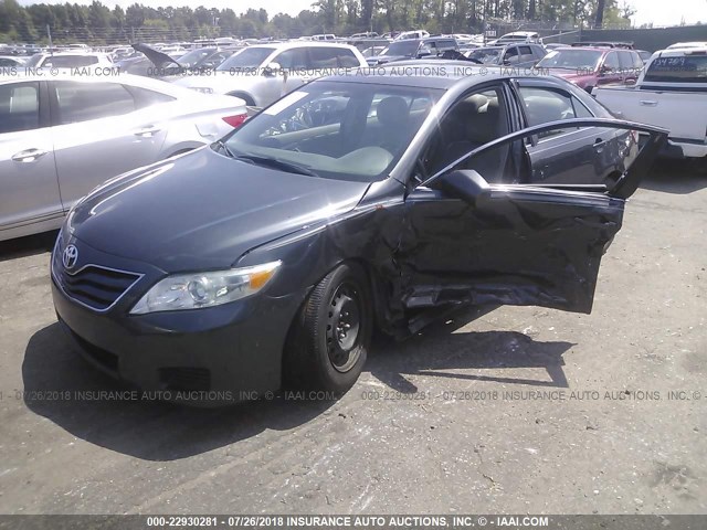 4T1BF3EK3BU117906 - 2011 TOYOTA CAMRY SE/LE/XLE ნაცრისფერი ფოტო 2