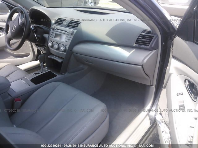 4T1BF3EK3BU117906 - 2011 TOYOTA CAMRY SE/LE/XLE ნაცრისფერი ფოტო 5