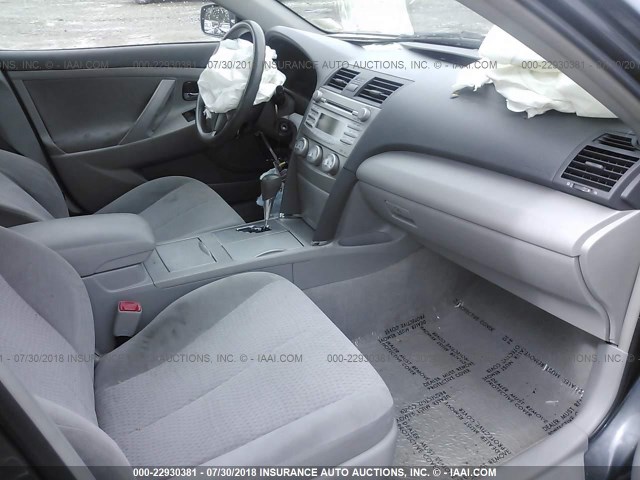 4T1BF3EK4BU134066 - 2011 TOYOTA CAMRY SE/LE/XLE ნაცრისფერი ფოტო 5