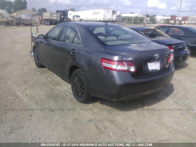 4T4BF3EK8AR051616 - 2010 TOYOTA CAMRY SE/LE/XLE GRAY photo 3
