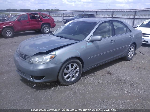 4T1BF30K05U610048 - 2005 TOYOTA CAMRY LE/XLE/SE Күміс фото 2