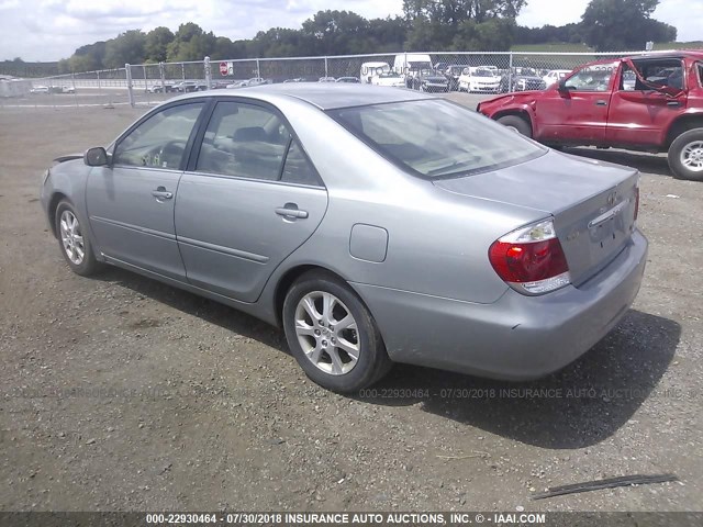 4T1BF30K05U610048 - 2005 TOYOTA CAMRY LE/XLE/SE Күміс фото 3