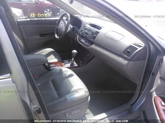 4T1BF30K05U610048 - 2005 TOYOTA CAMRY LE/XLE/SE Күміс фото 5