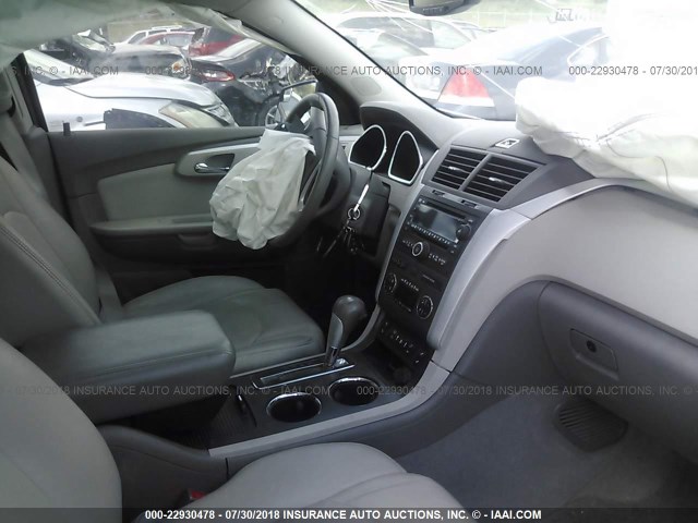 1GNKVJED9BJ363767 - 2011 CHEVROLET TRAVERSE LT GRAY photo 5