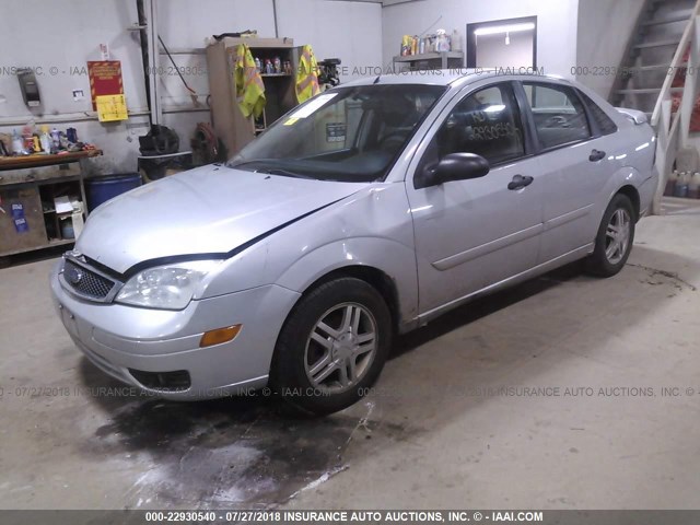 1FAHP34N17W356380 - 2007 FORD FOCUS ZX4/S/SE/SES SILVER photo 2