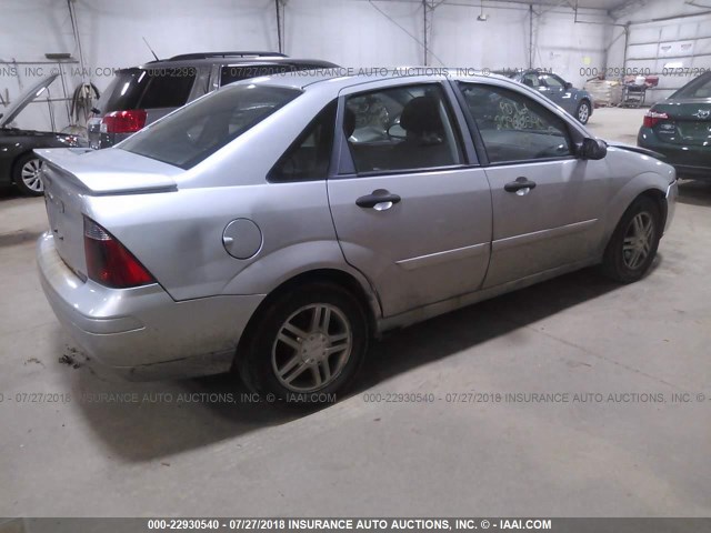 1FAHP34N17W356380 - 2007 FORD FOCUS ZX4/S/SE/SES SILVER photo 4