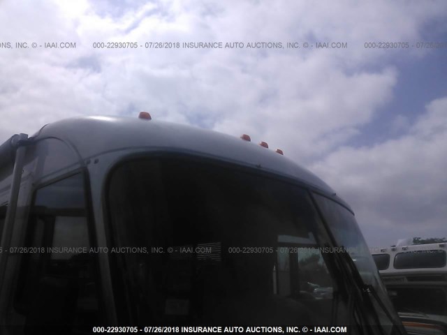 1GBLP37J2W3300823 - 1998 HOLIDAY RAMBLER VACATIONER  WHITE photo 6