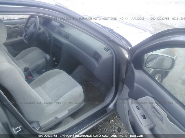 JT2BG22K9W0229308 - 1998 TOYOTA CAMRY CE/LE/XLE 灰色 照片 5
