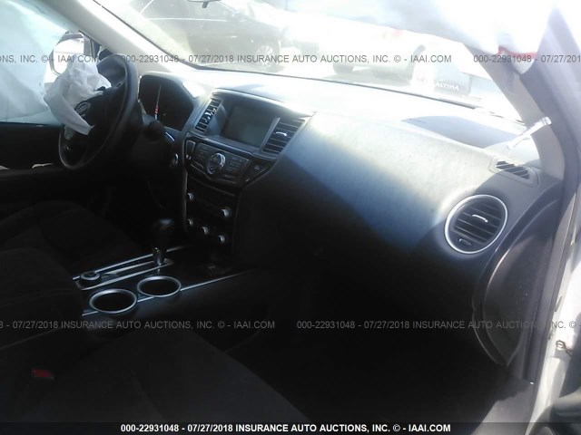 5N1AR2MMXDC637304 - 2013 NISSAN PATHFINDER S/SV/SL/PLATINUM SILVER photo 5