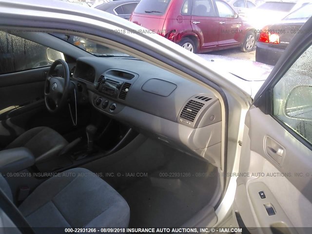 4T1BE32K62U519586 - 2002 TOYOTA CAMRY LE/XLE/SE ვერცხლისფერი ფოტო 5