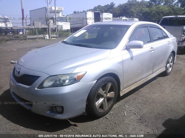4T1BF3EK0BU203111 - 2011 TOYOTA CAMRY SE/LE/XLE ვერცხლისფერი ფოტო 2