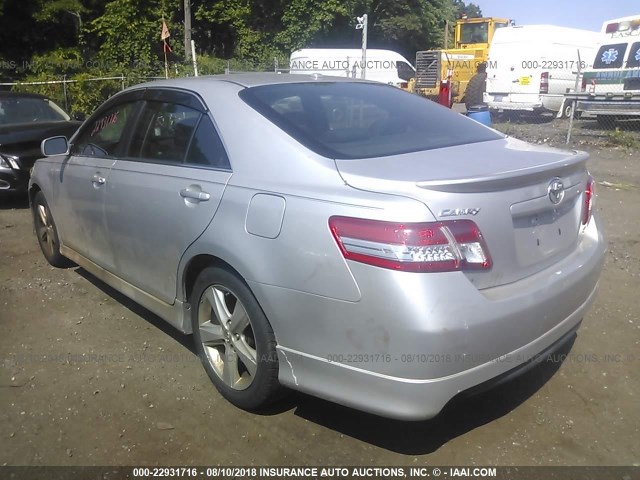 4T1BF3EK0BU203111 - 2011 TOYOTA CAMRY SE/LE/XLE ვერცხლისფერი ფოტო 3