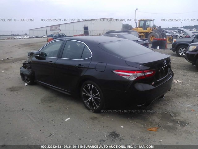 4T1B11HK4JU585236 - 2018 TOYOTA CAMRY L/LE/XLE/SE/XSE BLACK photo 3