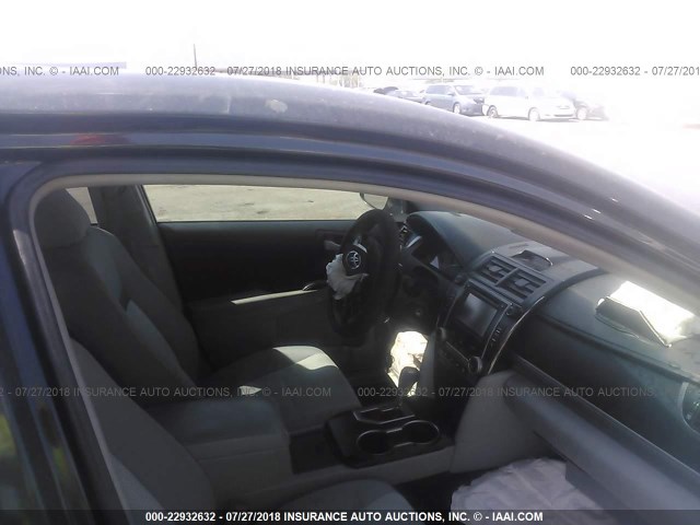 4T1BF1FKXEU430555 - 2014 TOYOTA CAMRY L/SE/LE/XLE 蓝色 照片 5