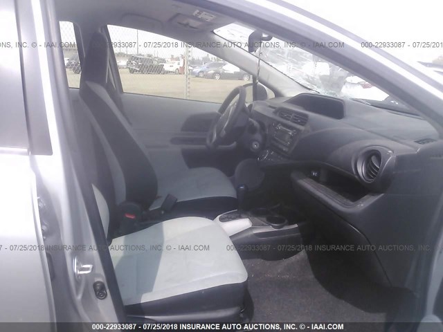 JTDKDTB38E1565992 - 2014 TOYOTA PRIUS C SILVER photo 5