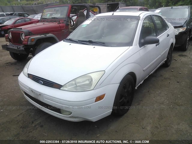 1FAHP38302W234532 - 2002 FORD FOCUS ZTS WHITE photo 2