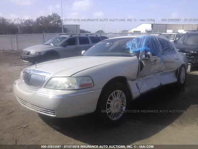 1LNHM82V76Y636239 - 2006 LINCOLN TOWN CAR SIGNATURE LIMITED WHITE photo 2