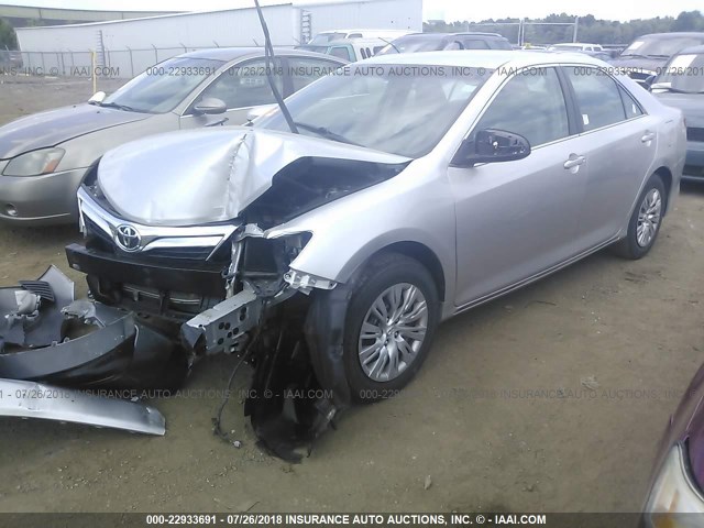 4T1BF1FK2DU274946 - 2013 TOYOTA CAMRY L/SE/LE/XLE ვერცხლისფერი ფოტო 2