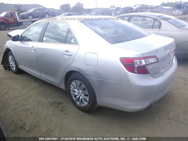 4T1BF1FK2DU274946 - 2013 TOYOTA CAMRY L/SE/LE/XLE ვერცხლისფერი ფოტო 3