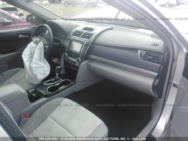 4T1BF1FK2DU274946 - 2013 TOYOTA CAMRY L/SE/LE/XLE ვერცხლისფერი ფოტო 5