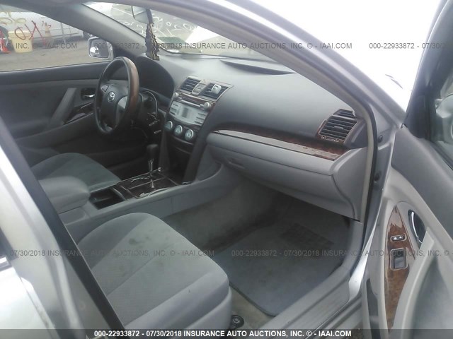 4T1BE46K99U324723 - 2009 TOYOTA CAMRY SE/LE/XLE SILVER photo 5