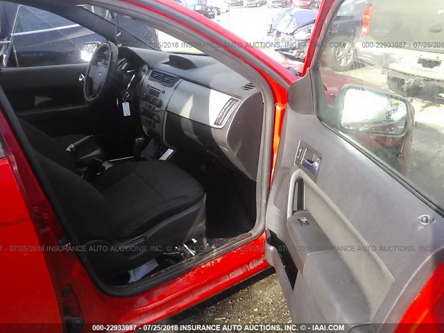 1FAHP35N58W201931 - 2008 FORD FOCUS SE/SEL/SES RED photo 5