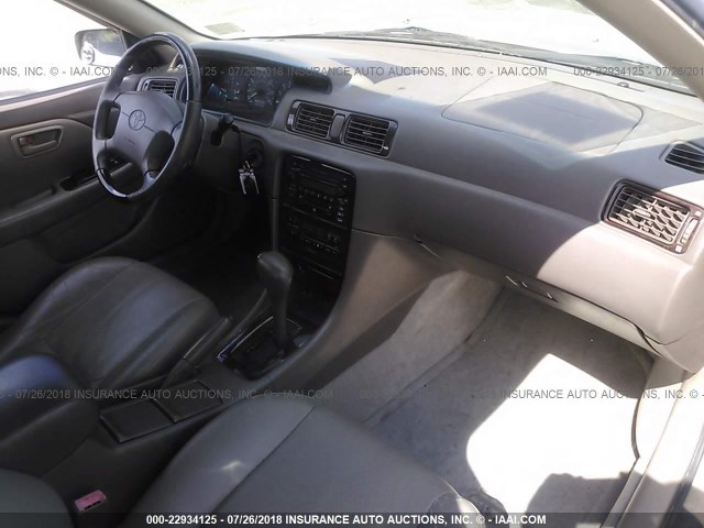 JT2BF28K210319418 - 2001 TOYOTA CAMRY LE/XLE BEIGE photo 5