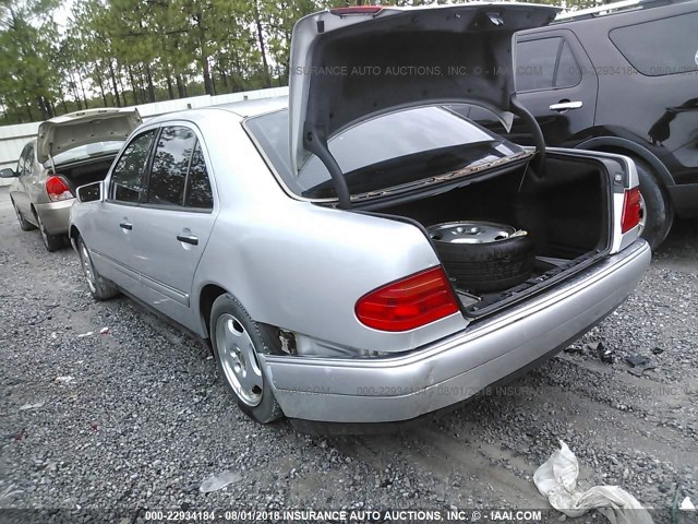 WDBJF72F6VA317438 - 1997 MERCEDES-BENZ E 420 SILVER photo 3