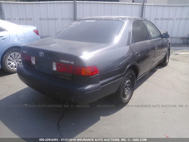 JT2BG22K7Y0491296 - 2000 TOYOTA CAMRY CE/LE/XLE ნაცრისფერი ფოტო 4