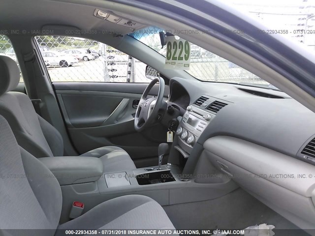 4T4BF3EK2BR135903 - 2011 TOYOTA CAMRY SE/LE/XLE GRAY photo 5