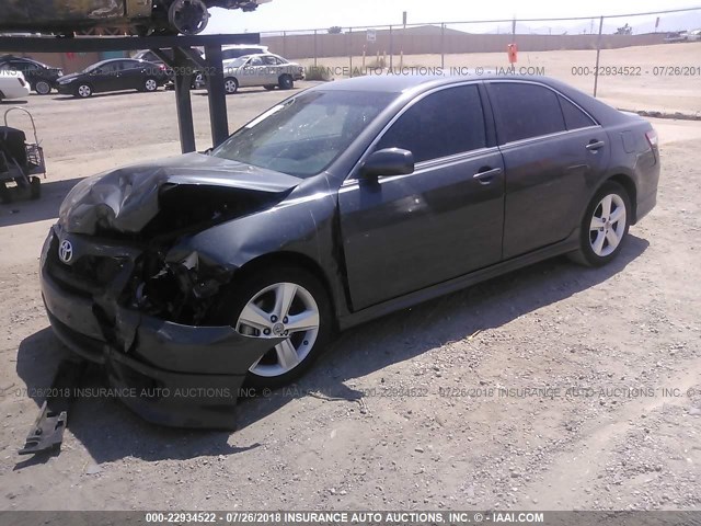 4T1BF3EK4BU603799 - 2011 TOYOTA CAMRY SE/LE/XLE GRAY photo 2