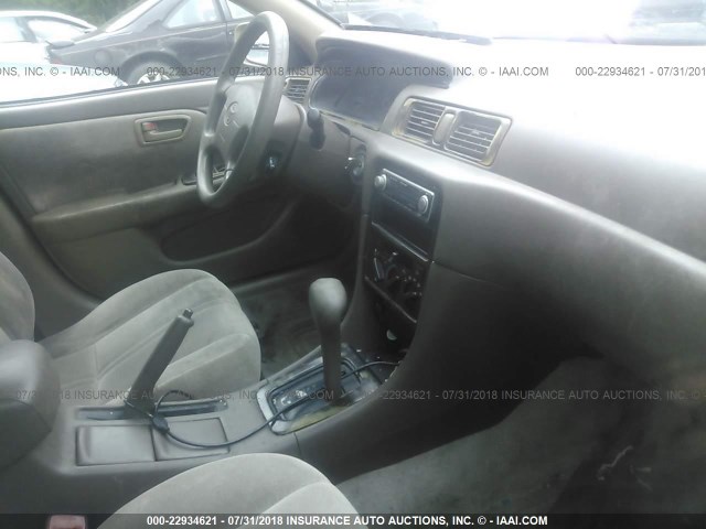 4T1BG22K2WU247757 - 1998 TOYOTA CAMRY CE/LE/XLE 银色 照片 5