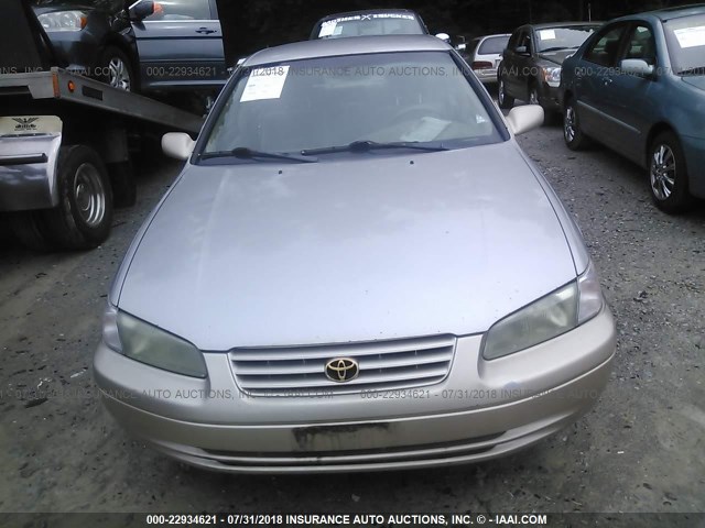 4T1BG22K2WU247757 - 1998 TOYOTA CAMRY CE/LE/XLE 银色 照片 6