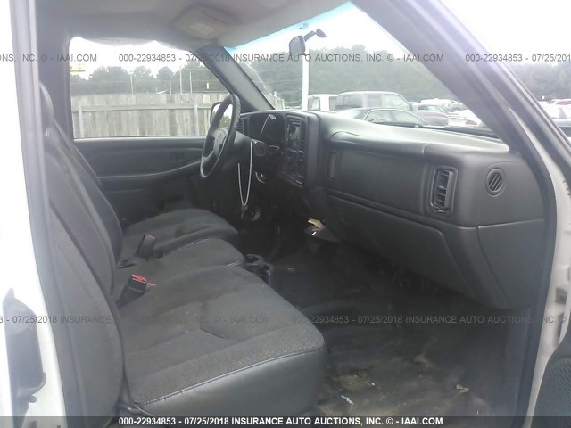 1GCHC29UX3E193888 - 2003 CHEVROLET SILVERADO C2500 HEAVY DUTY WHITE photo 5