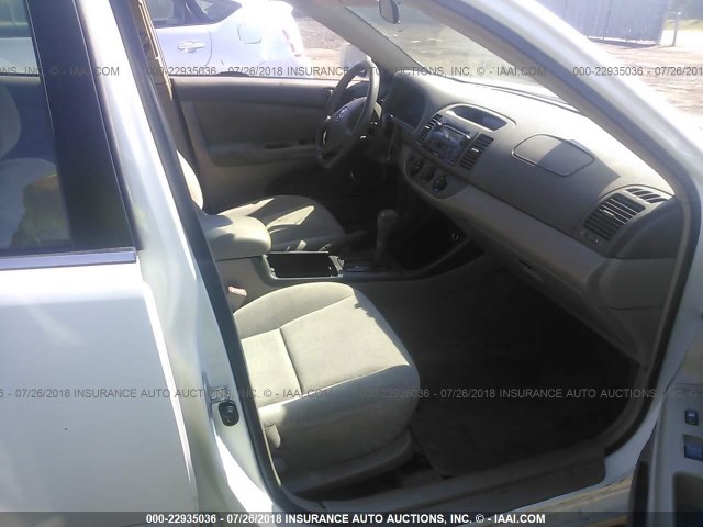 4T1BE32K72U099241 - 2002 TOYOTA CAMRY LE/XLE/SE 白色 照片 5