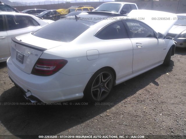 WDDGJ7HB8CF821915 - 2012 MERCEDES-BENZ C 63 AMG WHITE photo 4