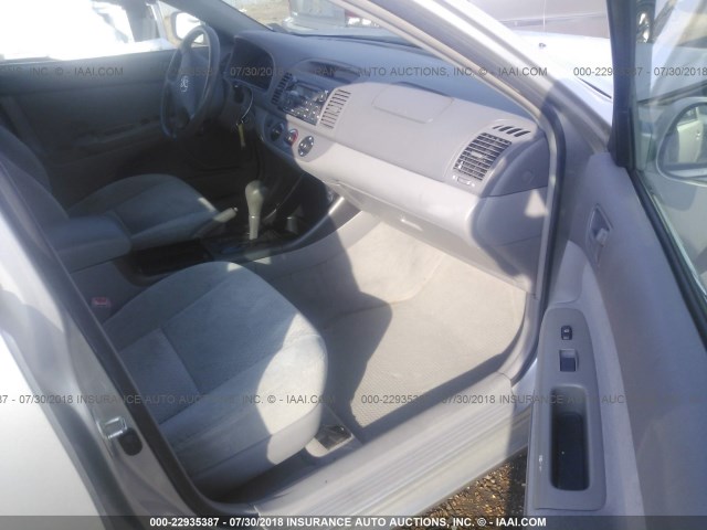 4T1BE32K54U914801 - 2004 TOYOTA CAMRY LE/XLE/SE Gümüş foto 5