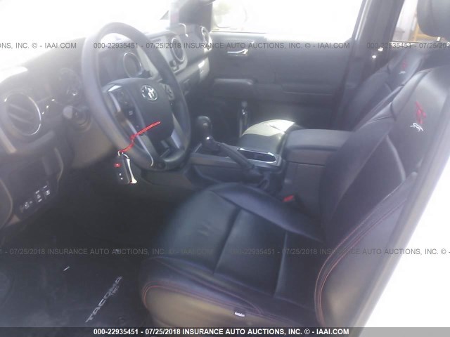 3TMCZ5AN8HM047733 - 2017 TOYOTA TACOMA DBL CAB/SR/TRDSPT/OR/PRO თეთრი ფოტო 5