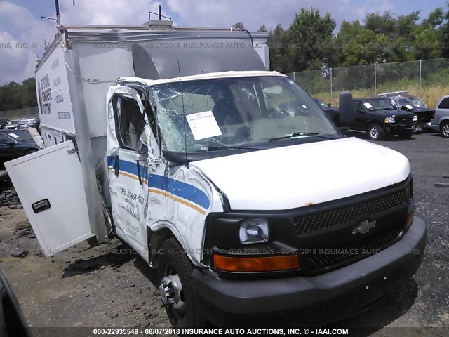 1GBJG31K091149683 - 2009 CHEVROLET EXPRESS G3500  WHITE photo 1