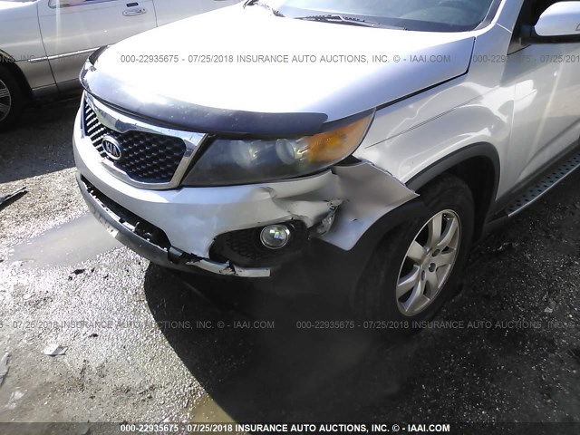 5XYKT3A16BG102554 - 2011 KIA SORENTO LX SILVER photo 6