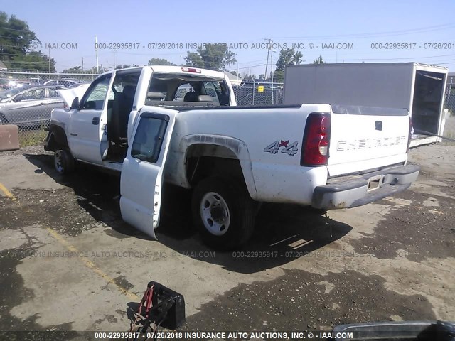 1GCHK29U05E312134 - 2005 CHEVROLET SILVERADO K2500 HEAVY DUTY WHITE photo 3