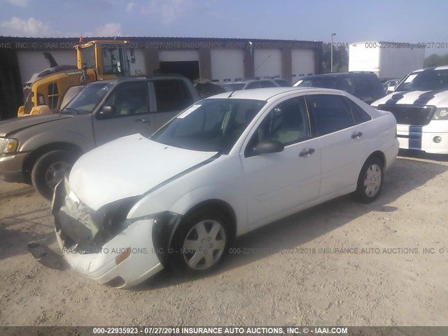 1FAFP34N07W320977 - 2007 FORD FOCUS ZX4/S/SE/SES WHITE photo 2