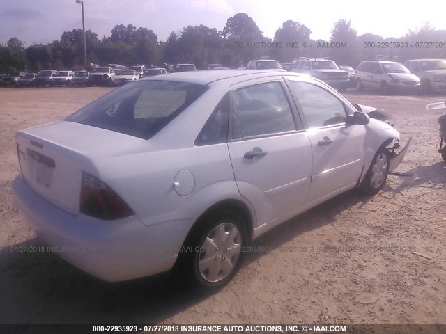 1FAFP34N07W320977 - 2007 FORD FOCUS ZX4/S/SE/SES WHITE photo 4