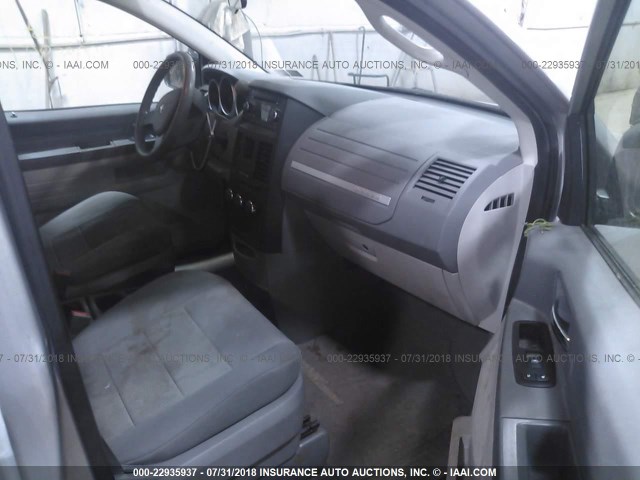 1D8HN44H28B140449 - 2008 DODGE GRAND CARAVAN SE SILVER photo 5