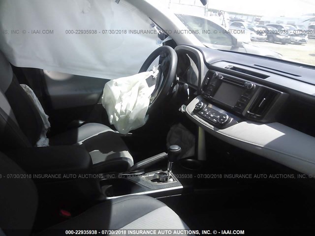 2T3RFREVXEW140106 - 2014 TOYOTA RAV4 XLE WHITE photo 5