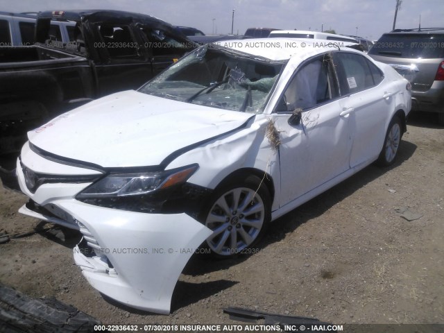 4T1B11HK5JU066096 - 2018 TOYOTA CAMRY L/LE/XLE/SE/XSE WHITE photo 2