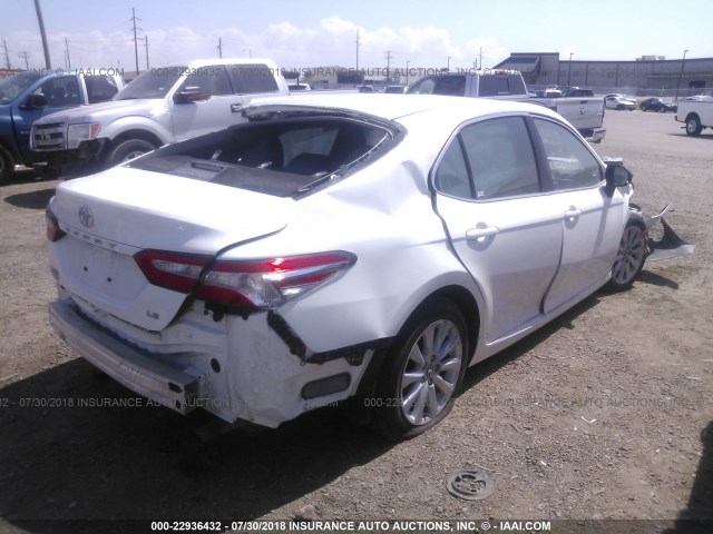 4T1B11HK5JU066096 - 2018 TOYOTA CAMRY L/LE/XLE/SE/XSE WHITE photo 4