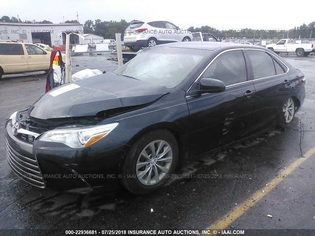 4T1BF1FKXGU136057 - 2016 TOYOTA CAMRY LE/XLE/SE/XSE BLACK photo 2