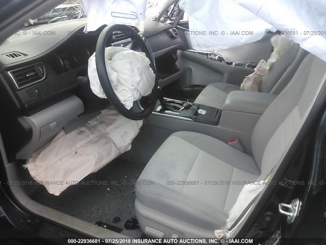 4T1BF1FKXGU136057 - 2016 TOYOTA CAMRY LE/XLE/SE/XSE BLACK photo 5