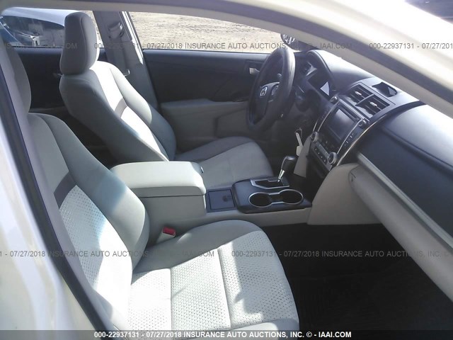 4T4BF1FK8ER351794 - 2014 TOYOTA CAMRY L/SE/LE/XLE 白色 照片 5